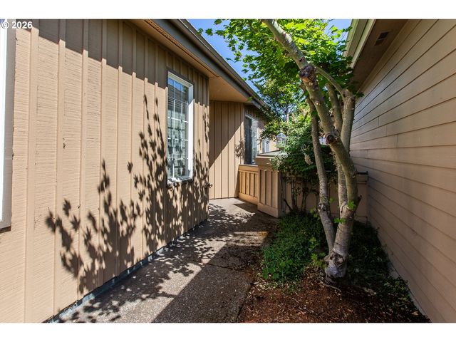 1875 LAKE COVE Ave, Eugene, OR 97408
