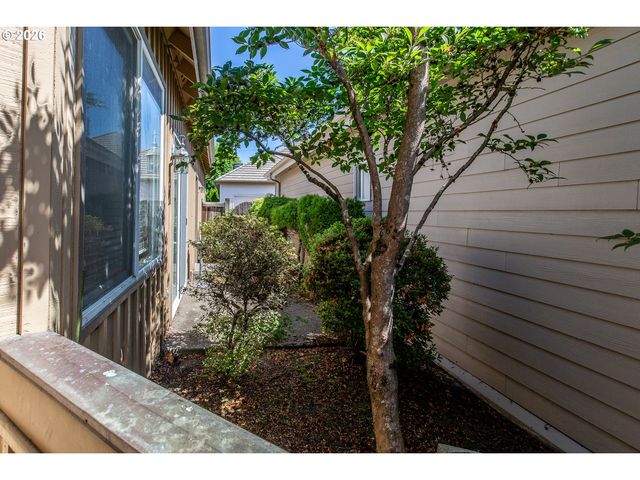 1875 LAKE COVE Ave, Eugene, OR 97408