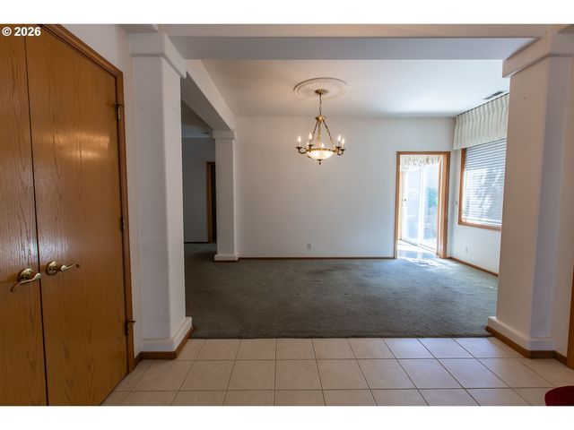 1875 LAKE COVE Ave, Eugene, OR 97408