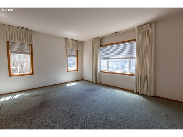1875 LAKE COVE Ave, Eugene, OR 97408