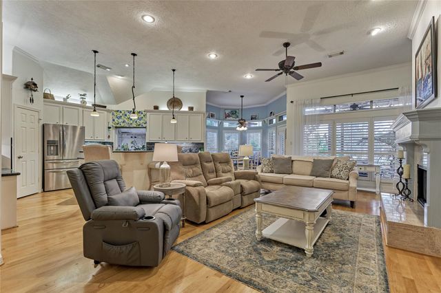 32 Hillwood Lane, Montgomery, TX 77356