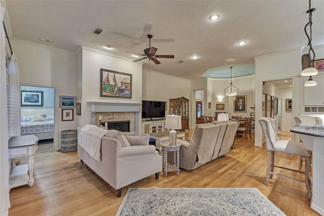 32 Hillwood Lane, Montgomery, TX 77356