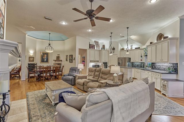 32 Hillwood Lane, Montgomery, TX 77356
