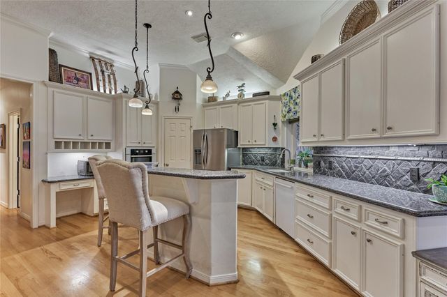 32 Hillwood Lane, Montgomery, TX 77356