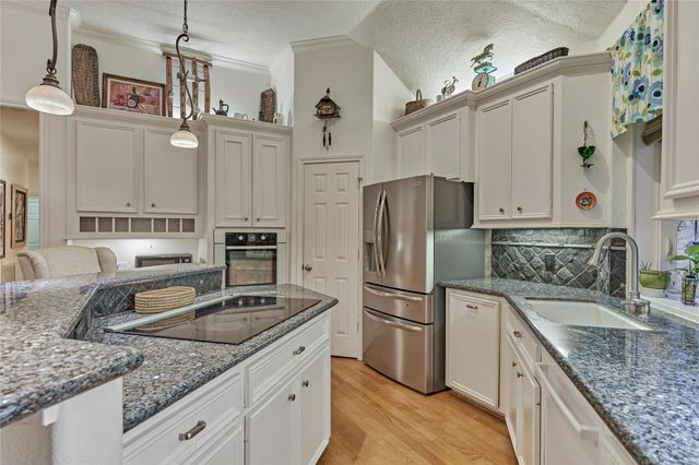 32 Hillwood Lane, Montgomery, TX 77356