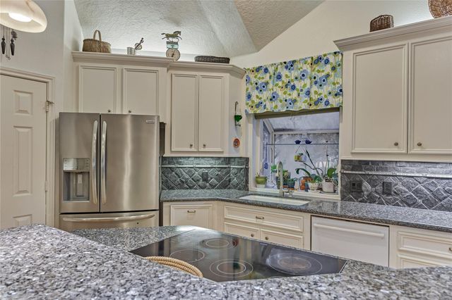 32 Hillwood Lane, Montgomery, TX 77356