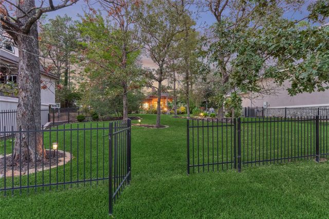 32 Hillwood Lane, Montgomery, TX 77356