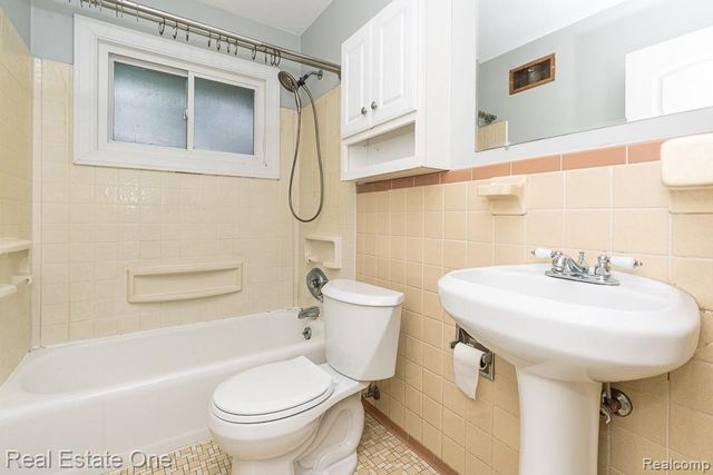 125 Sheffield Drive, Troy, MI 48083