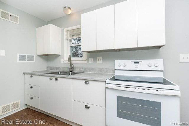 125 Sheffield Drive, Troy, MI 48083