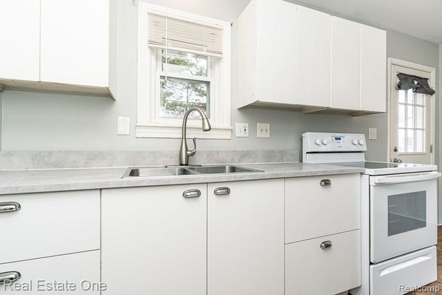 125 Sheffield Drive, Troy, MI 48083