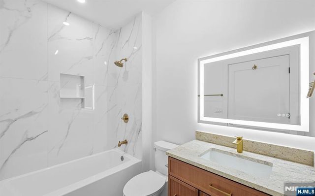 853 Pleasantview Terrace 2, Ridgefield, NJ 07657