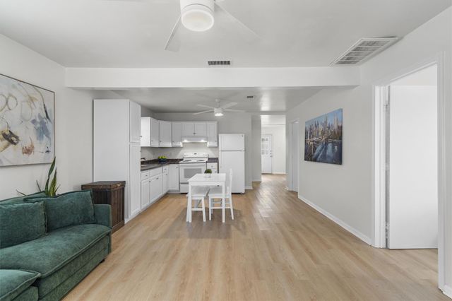 121 Jackson ST, Elgin, TX 78621