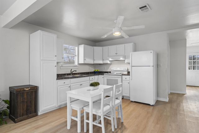 121 Jackson ST, Elgin, TX 78621