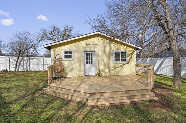 121 Jackson ST, Elgin, TX 78621