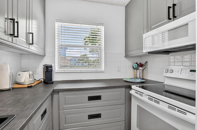 492 W Tilford, Deerfield Beach, FL 33442