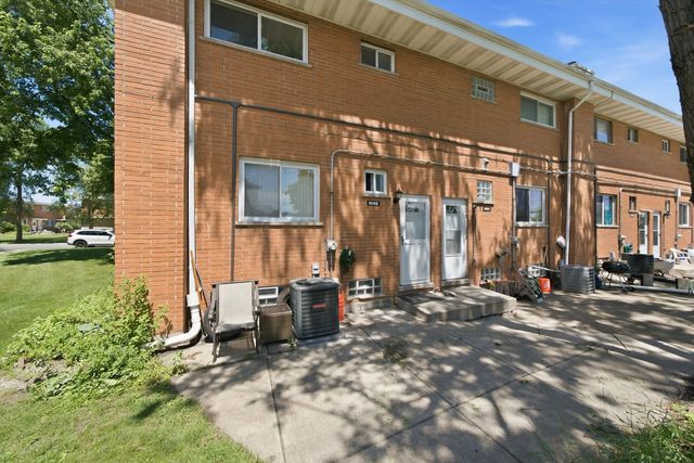 8663 Gregory Lane, Des Plaines, IL 60016