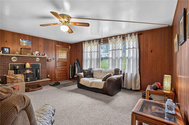 37 Millersdale Rd, Jeannette, PA 15644