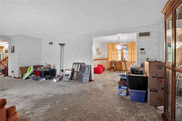 37 Millersdale Rd, Jeannette, PA 15644