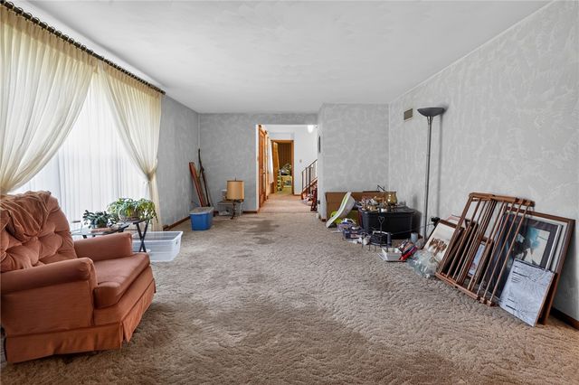 37 Millersdale Rd, Jeannette, PA 15644