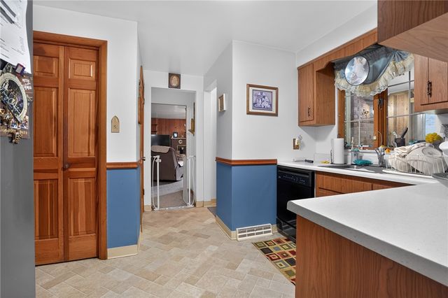 37 Millersdale Rd, Jeannette, PA 15644