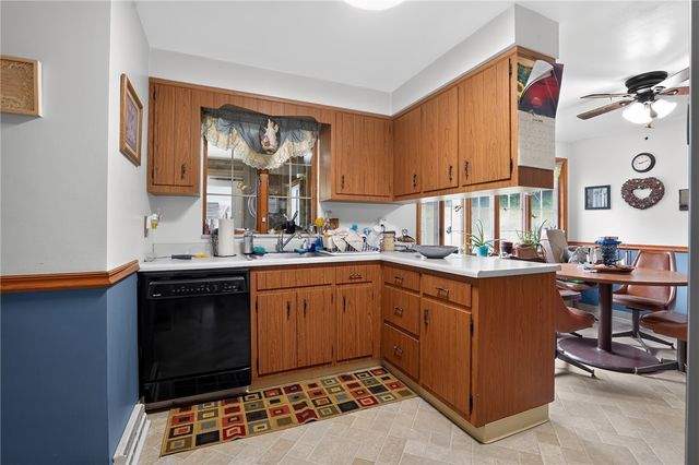 37 Millersdale Rd, Jeannette, PA 15644