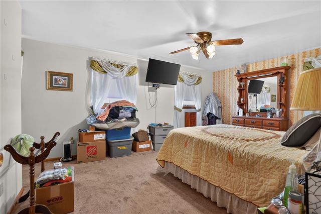 37 Millersdale Rd, Jeannette, PA 15644