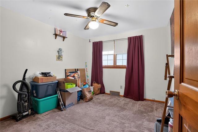 37 Millersdale Rd, Jeannette, PA 15644