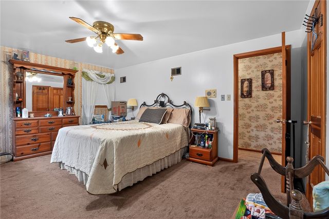 37 Millersdale Rd, Jeannette, PA 15644