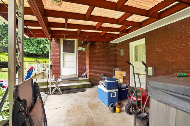 37 Millersdale Rd, Jeannette, PA 15644