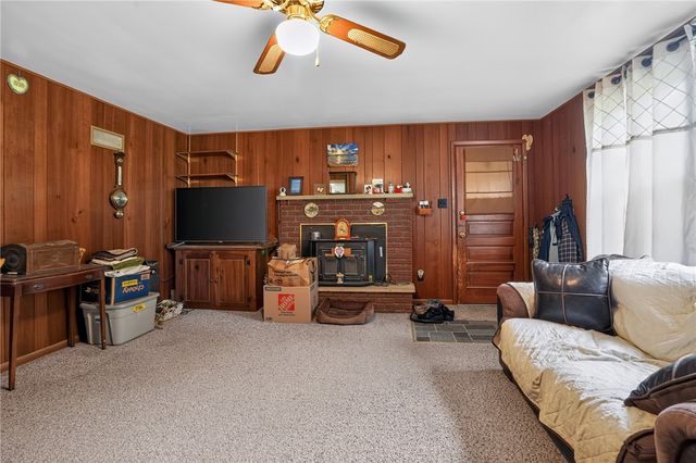 37 Millersdale Rd, Jeannette, PA 15644