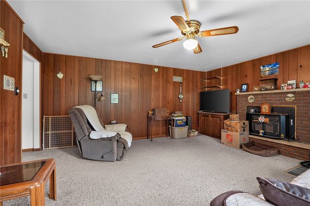 37 Millersdale Rd, Jeannette, PA 15644