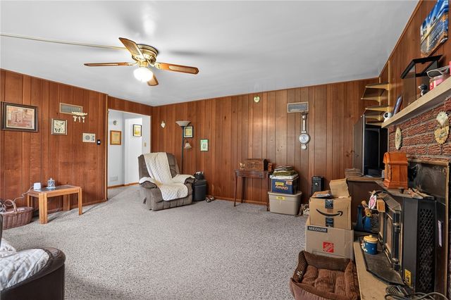37 Millersdale Rd, Jeannette, PA 15644