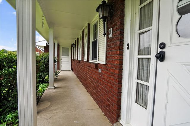 37 Millersdale Rd, Jeannette, PA 15644