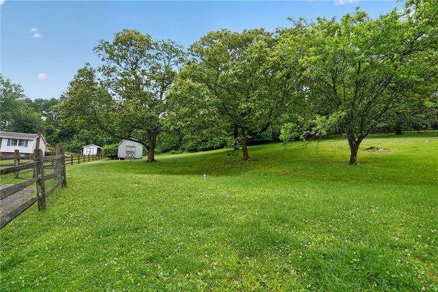 37 Millersdale Rd, Jeannette, PA 15644