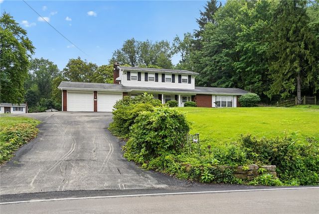 37 Millersdale Rd, Jeannette, PA 15644