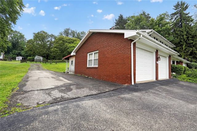 37 Millersdale Rd, Jeannette, PA 15644