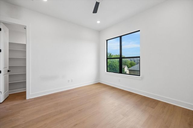 1325 W 22nd Street, Houston, TX 77008