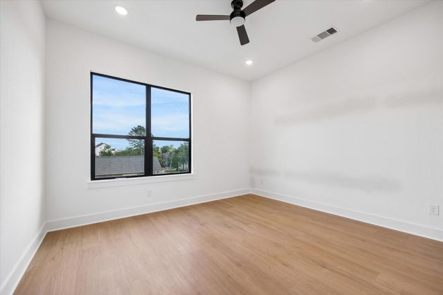1325 W 22nd Street, Houston, TX 77008
