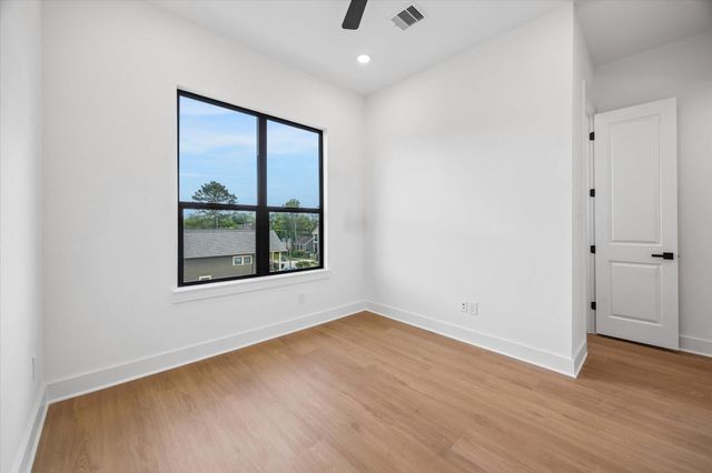 1325 W 22nd Street, Houston, TX 77008