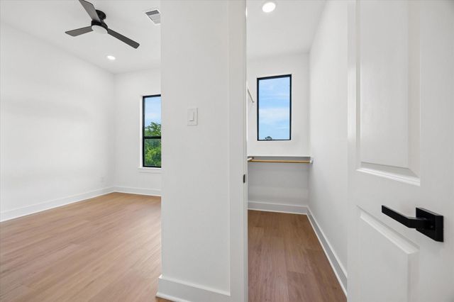1325 W 22nd Street, Houston, TX 77008