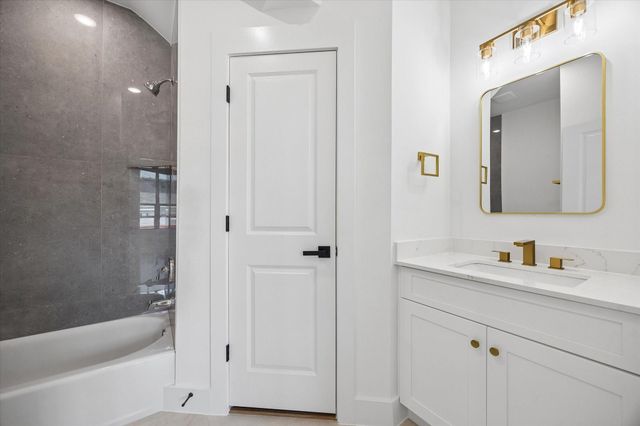 1325 W 22nd Street, Houston, TX 77008