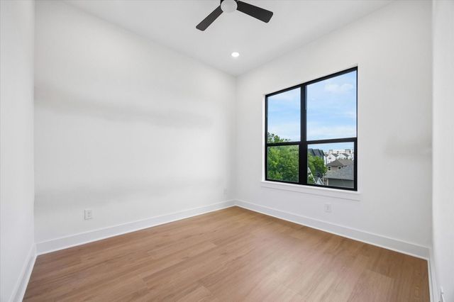 1325 W 22nd Street, Houston, TX 77008