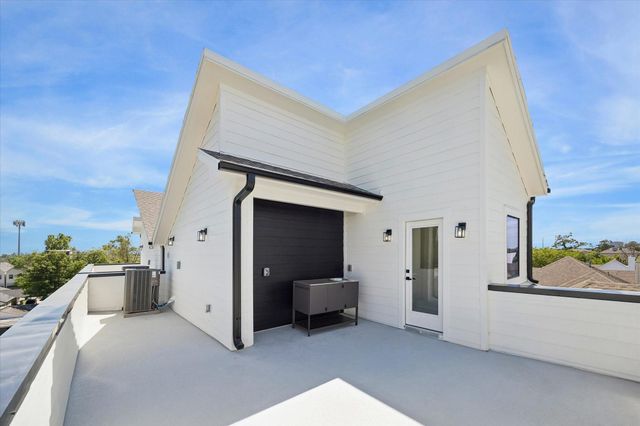 1325 W 22nd Street, Houston, TX 77008