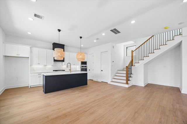 1325 W 22nd Street, Houston, TX 77008