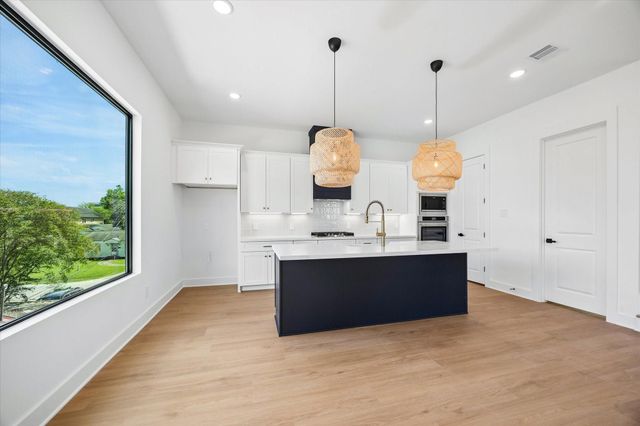 1325 W 22nd Street, Houston, TX 77008