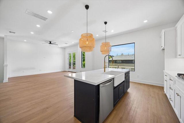 1325 W 22nd Street, Houston, TX 77008