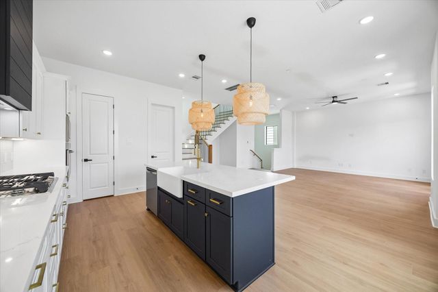 1325 W 22nd Street, Houston, TX 77008