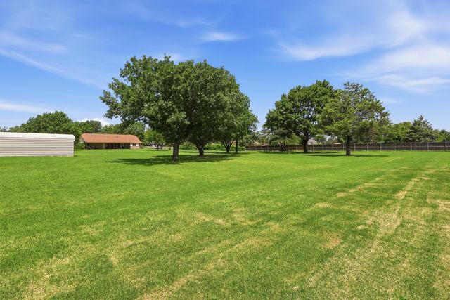 1701 N Saint Charles Avenue, Pilot Point, TX 76258