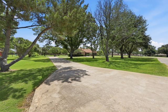 1701 N Saint Charles Avenue, Pilot Point, TX 76258