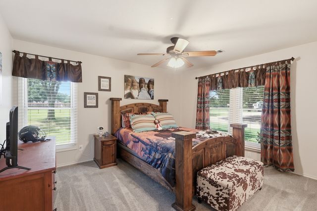 1701 N Saint Charles Avenue, Pilot Point, TX 76258